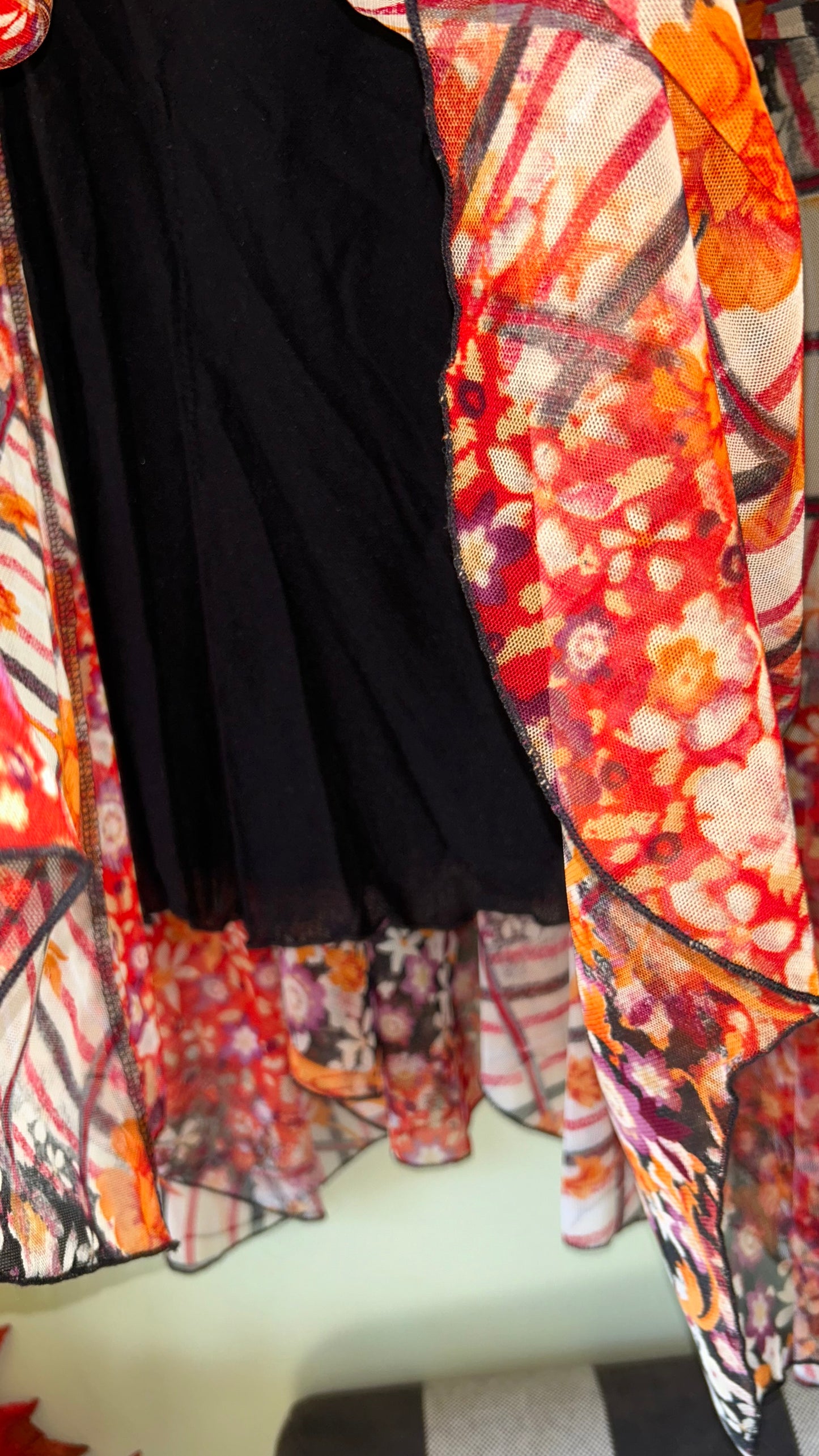 Women’s size Small skirt fits larger it fits me and I would say it would fit 10-14 with stretch