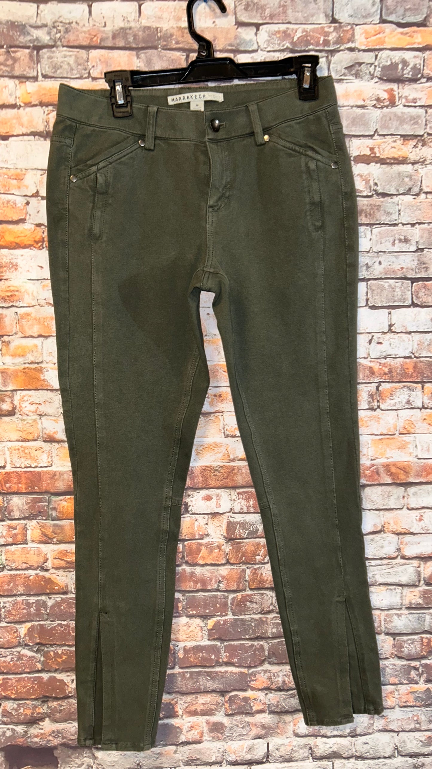 Women’s side 28 waist with stretch and 29in inseam