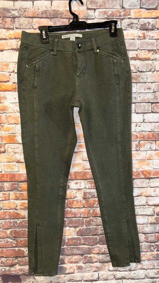 Women’s side 28 waist with stretch and 29in inseam