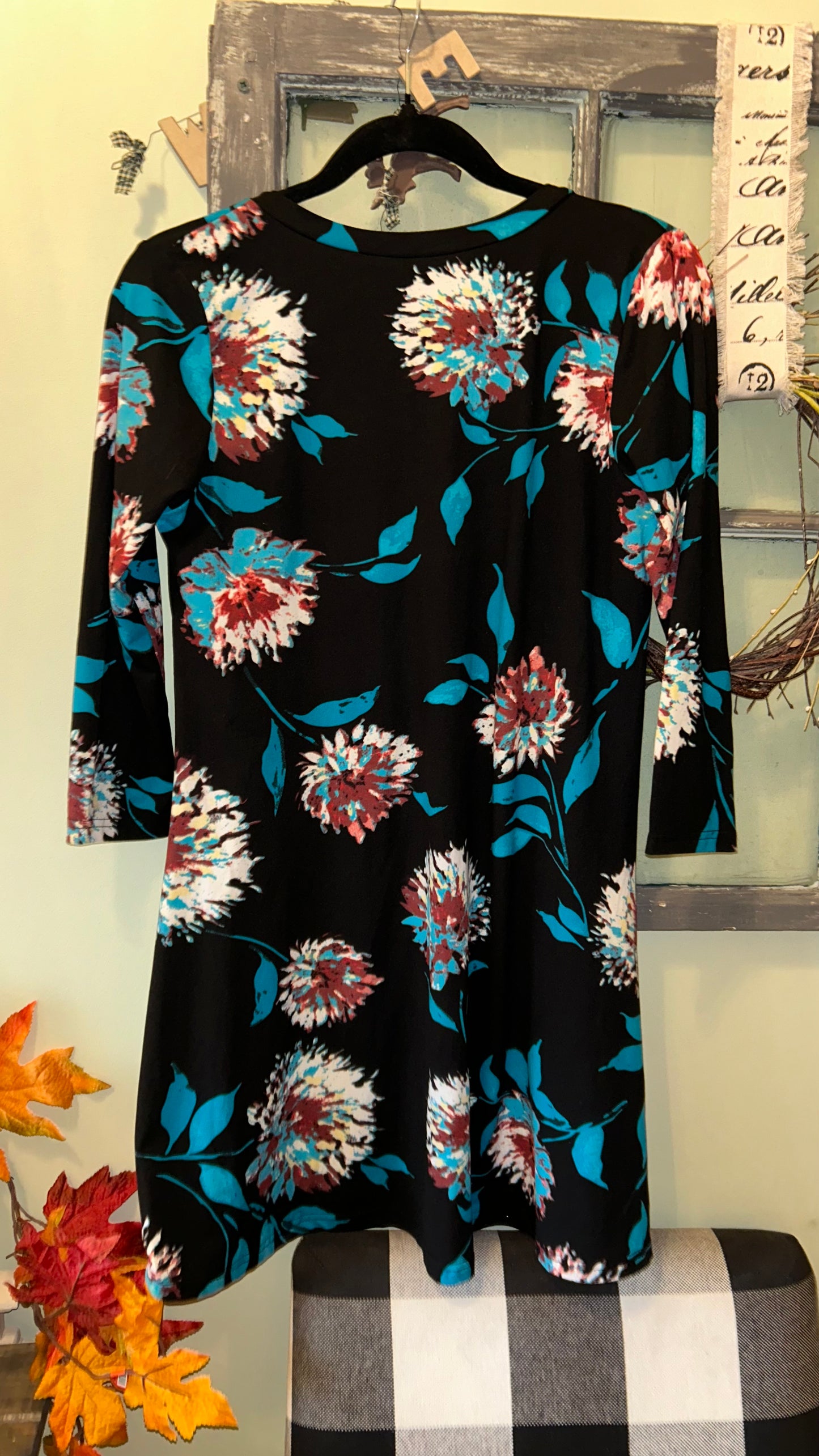 Women’s size small-medium tunic with pockets great to wear with leggings with stretch