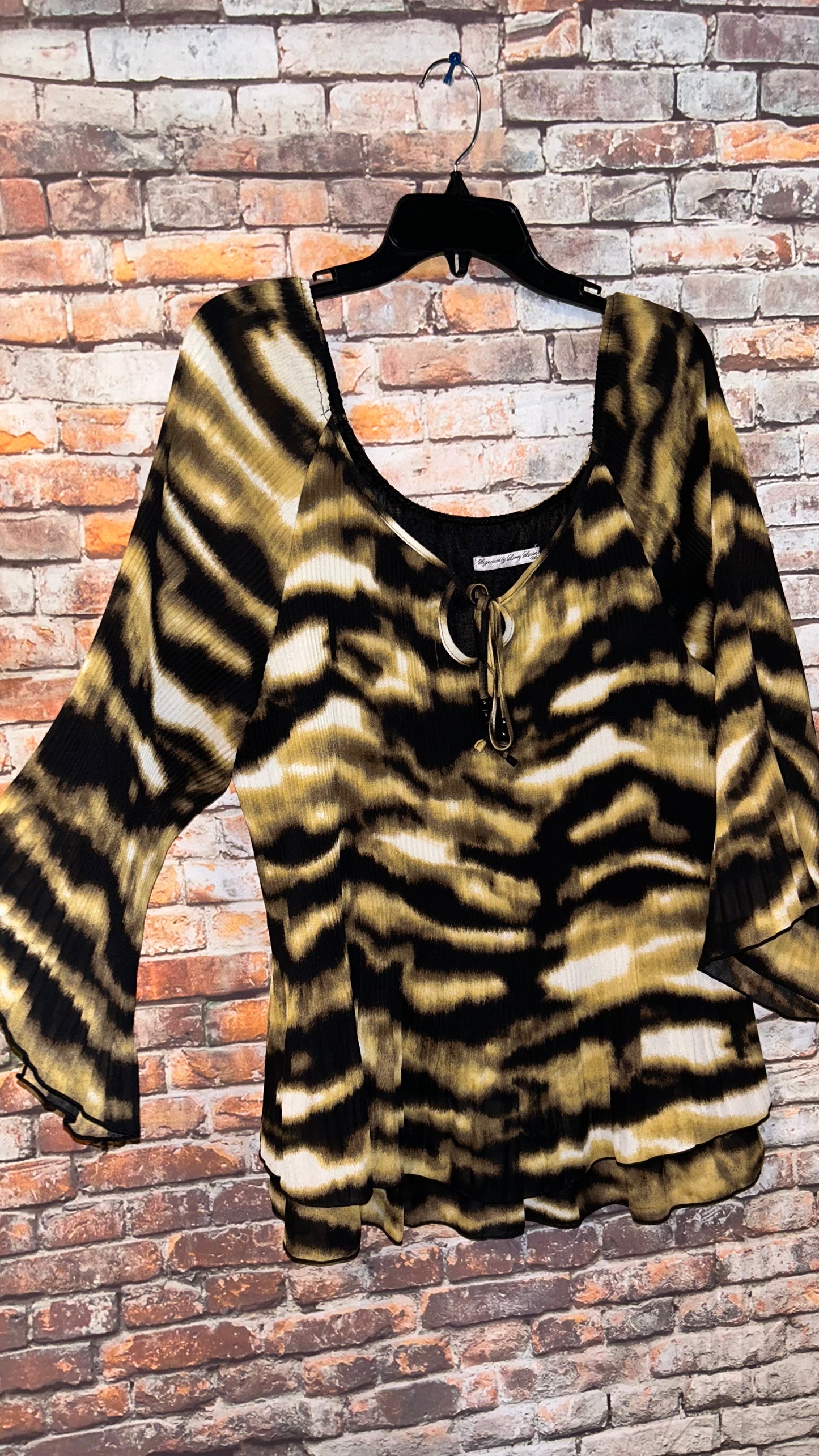 Women’s size 2x top fits like a 16-18 with stretch