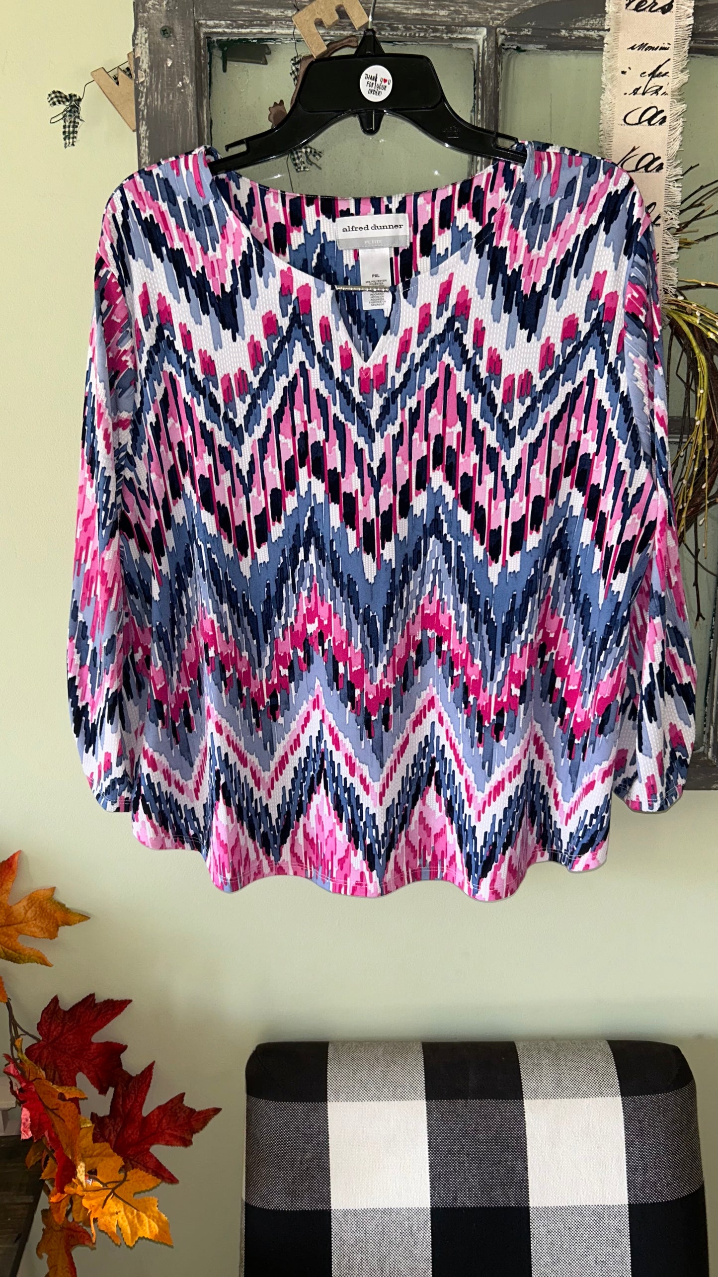 Women’s Petite XLarge top fits like a Large With Stretch