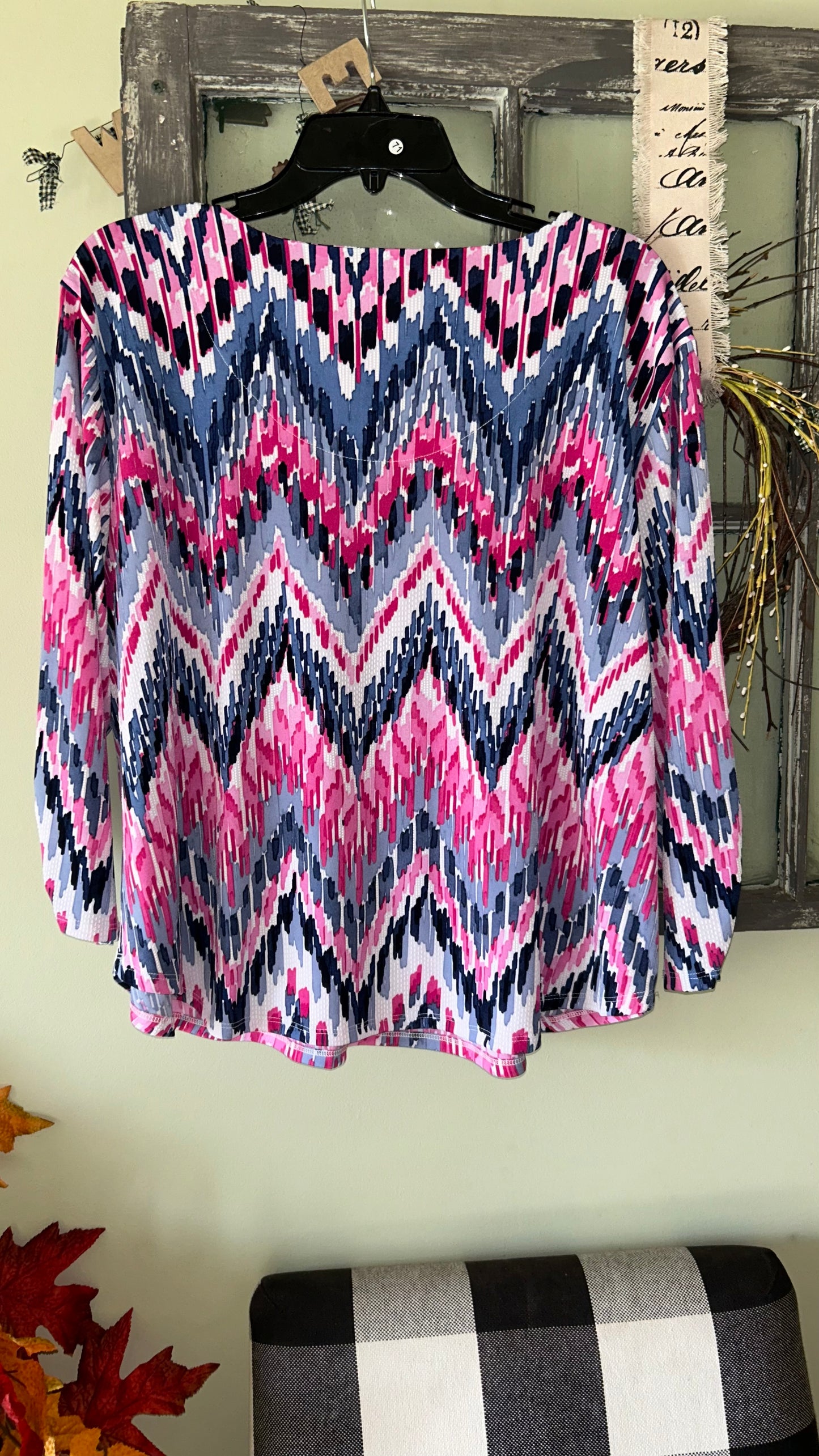 Women’s Petite XLarge top fits like a Large With Stretch