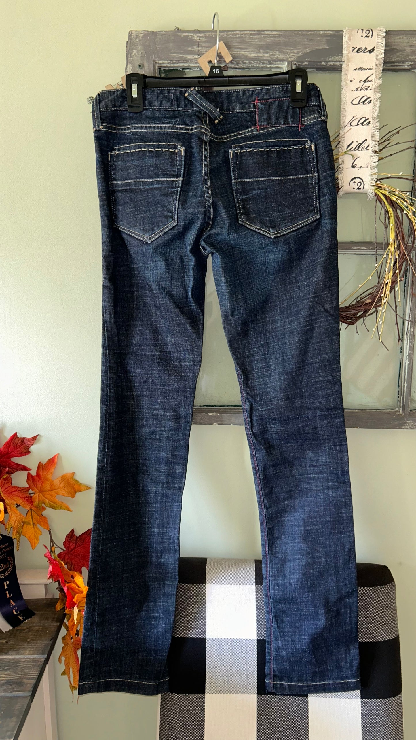 Women’s size 6 Gap Jeans fits more like a 5/6 with stretch 33in inseam