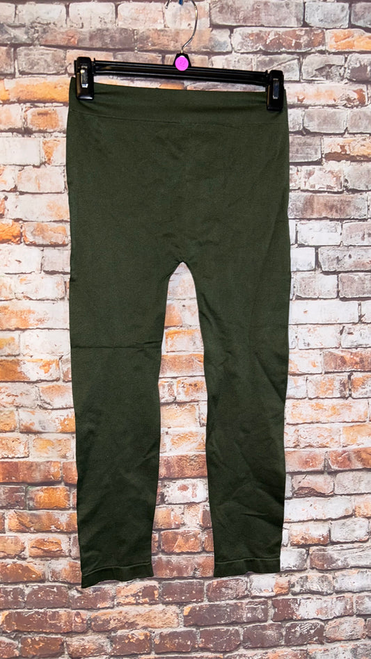 Women’s Zenana army green capris seamless size large-XLarge fits smaller like a onesize fitted 0-9 with stretch very comfortable