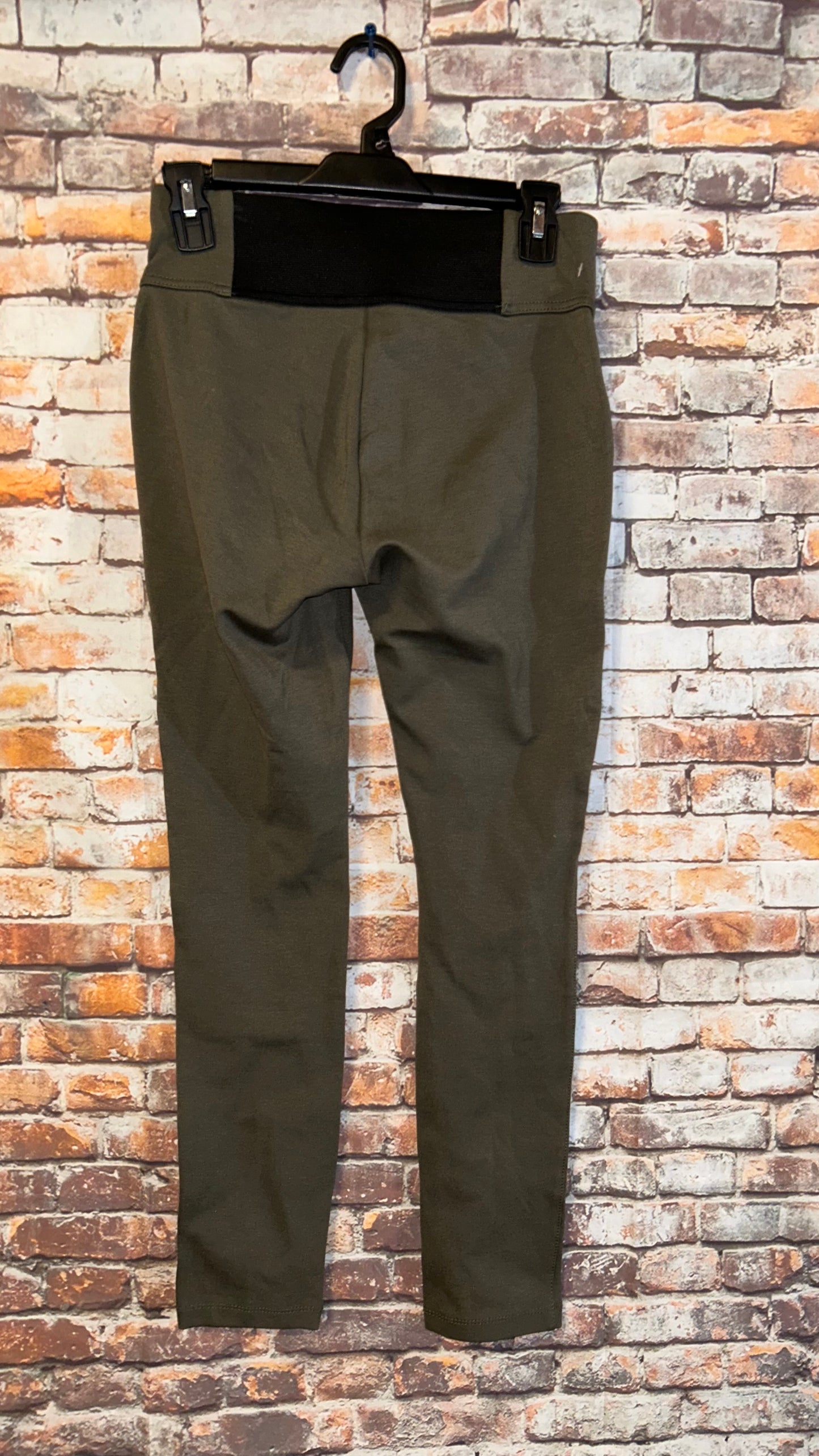 Women’s size Medium fits like a 3/4 with stretch 26in inseam