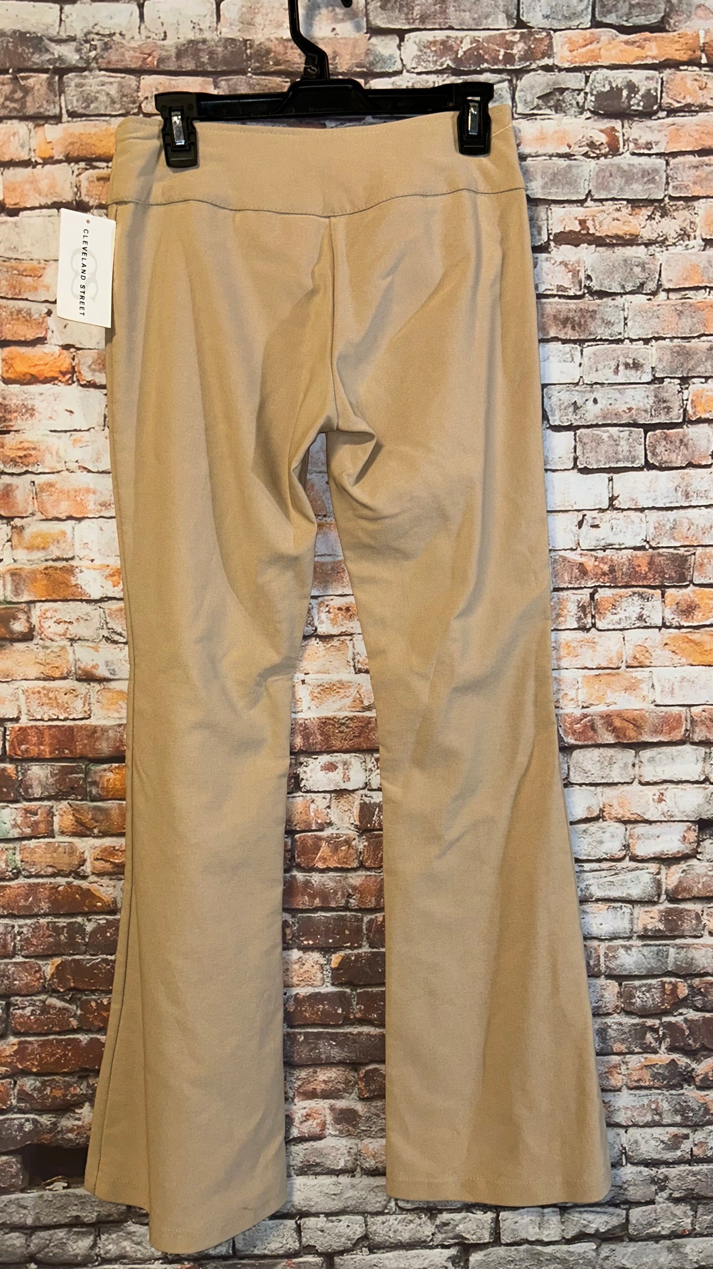 Women’s size 9 pants fits like a 32in inseam with some stretch