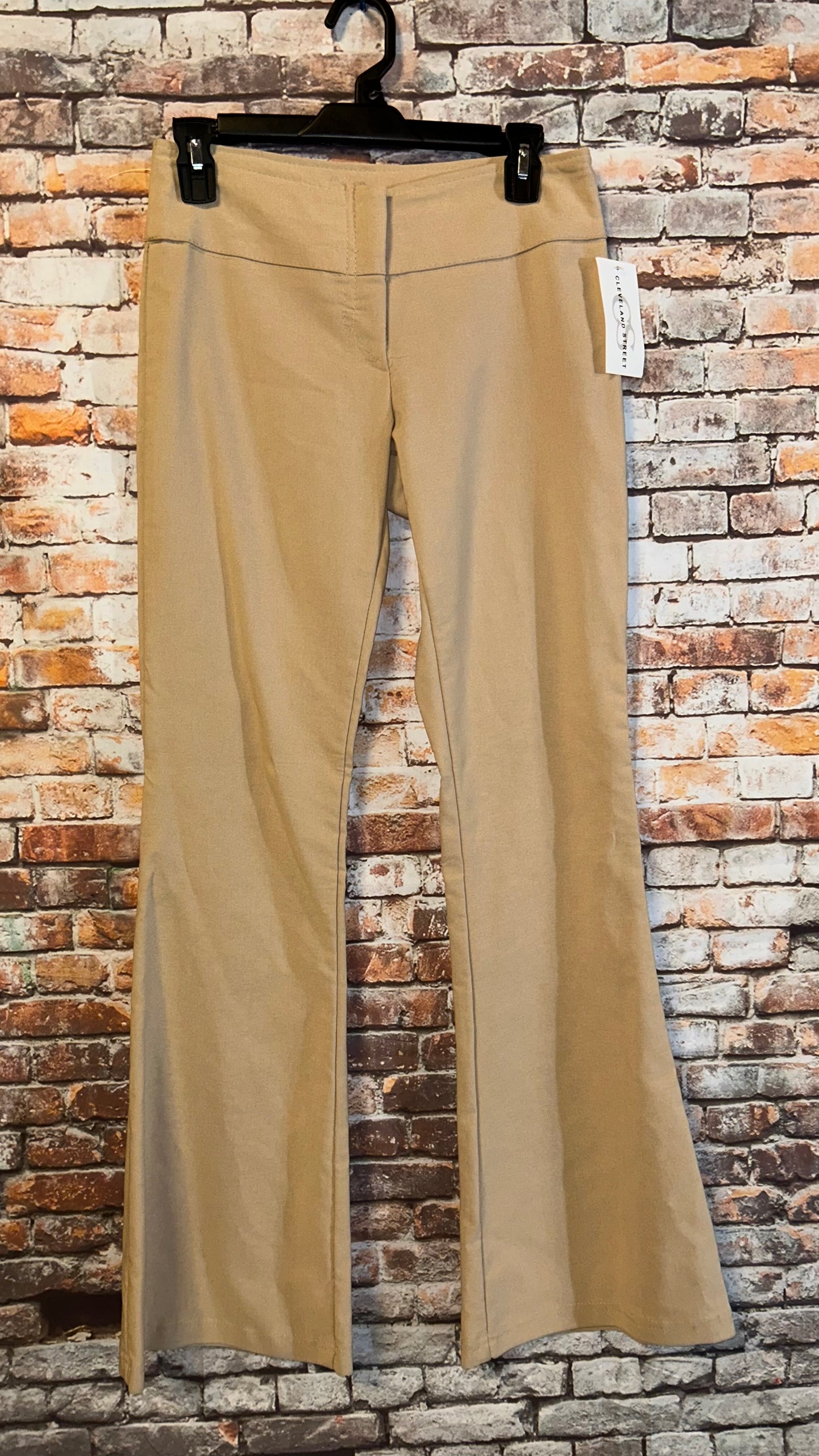 Women’s size 9 pants fits like a 32in inseam with some stretch