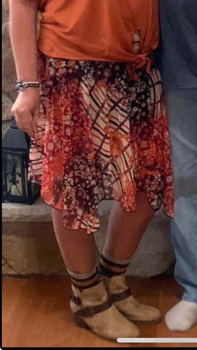 Women’s size Small skirt fits larger it fits me and I would say it would fit 10-14 with stretch