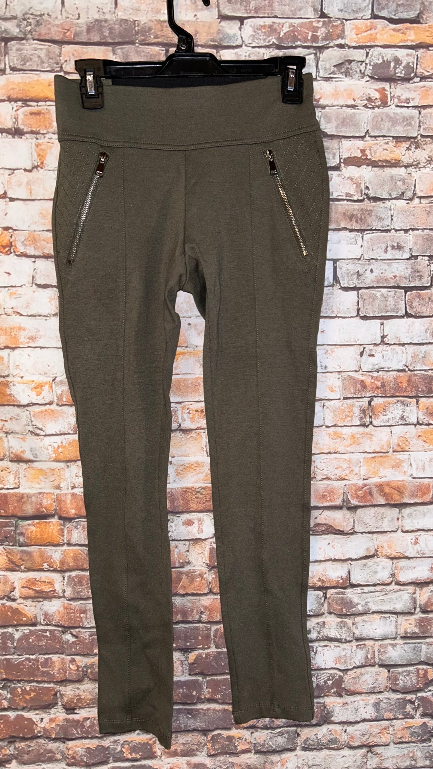 Women’s size Medium fits like a 3/4 with stretch 26in inseam