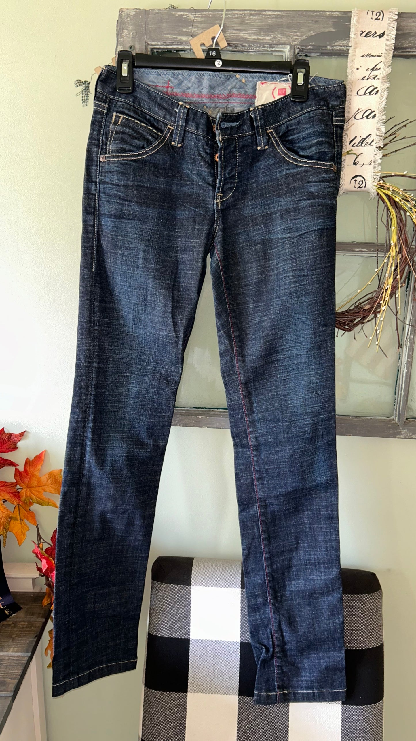 Women’s size 6 Gap Jeans fits more like a 5/6 with stretch 33in inseam