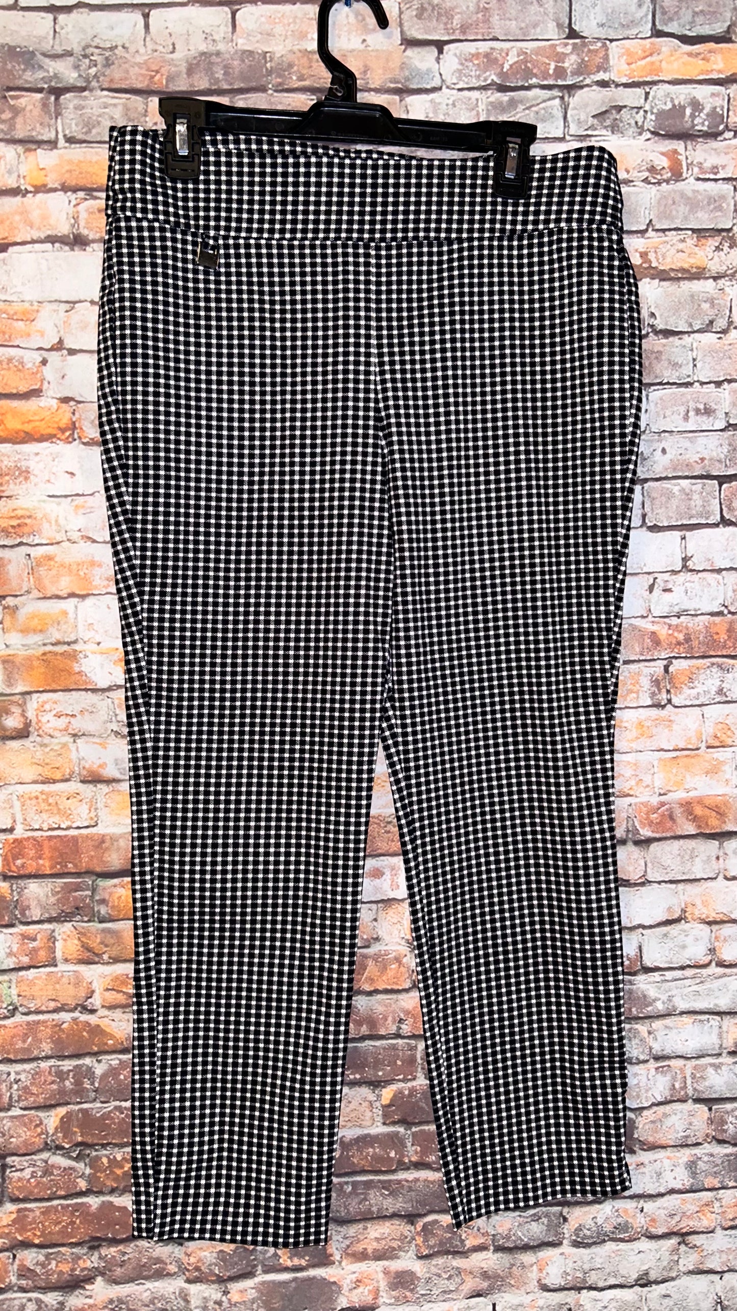 Women’s size petite large pants fits like a 10 with stretch and 25in seam