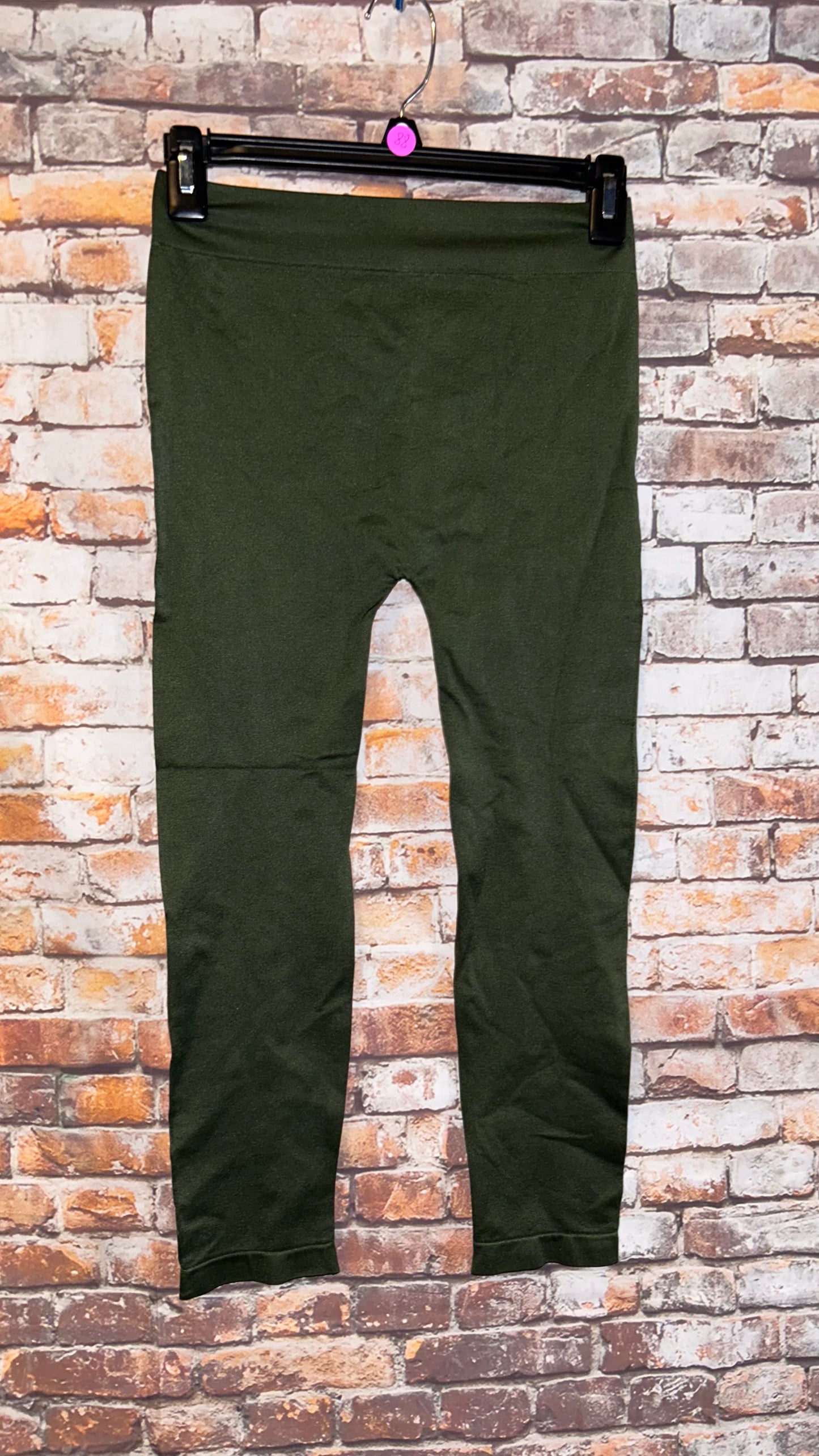 Women’s Zenana army green capris seamless size large-XLarge fits smaller like a onesize fitted 0-9 with stretch very comfortable