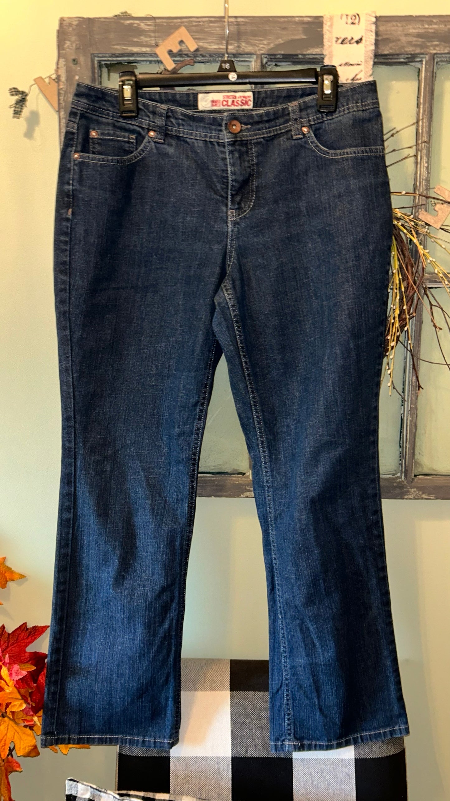 Womens size 10 Petite Jeans inseam 29in with some stretch