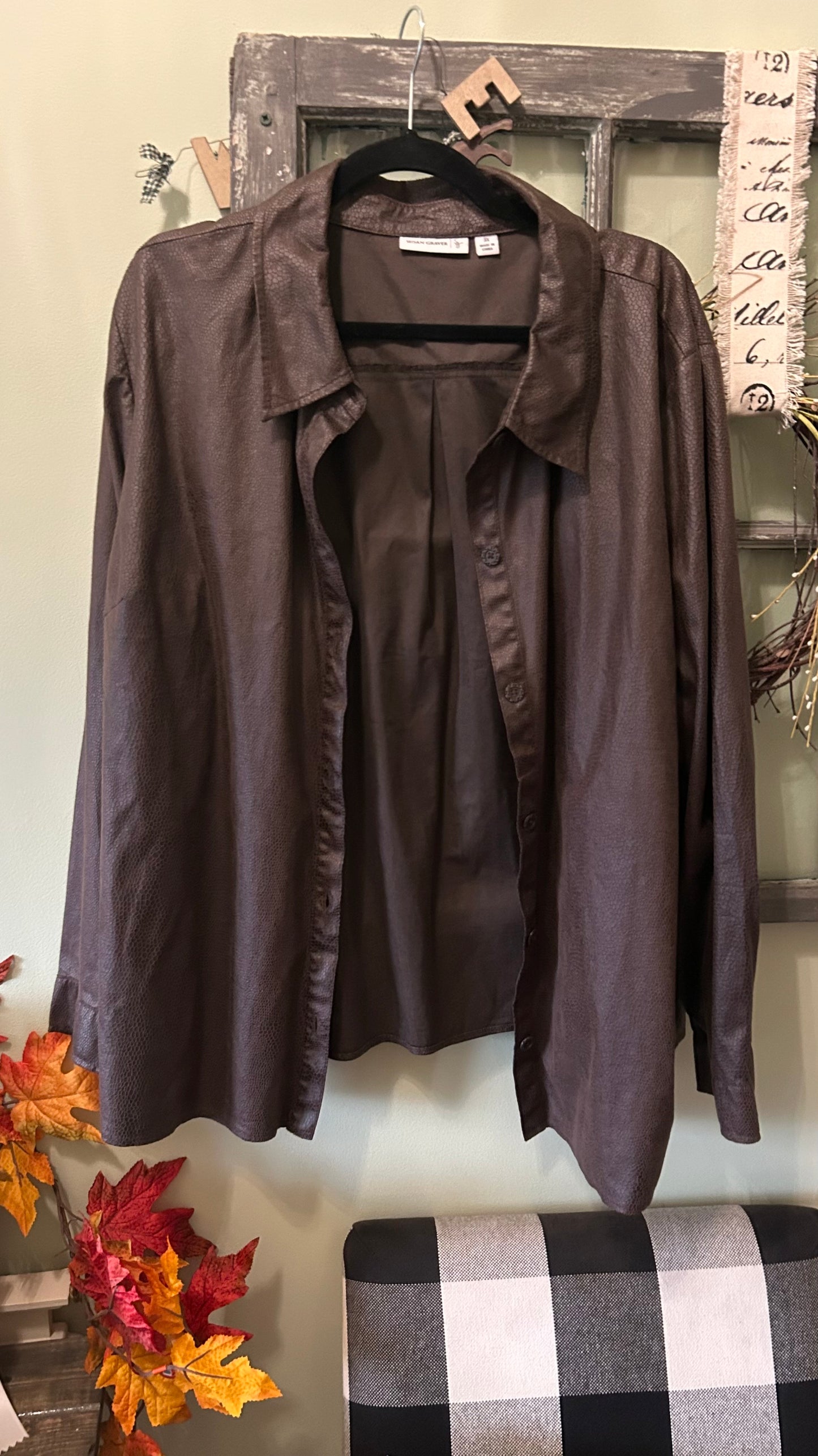Women’s top size 3x fits like a 16-18 beautiful brown color
