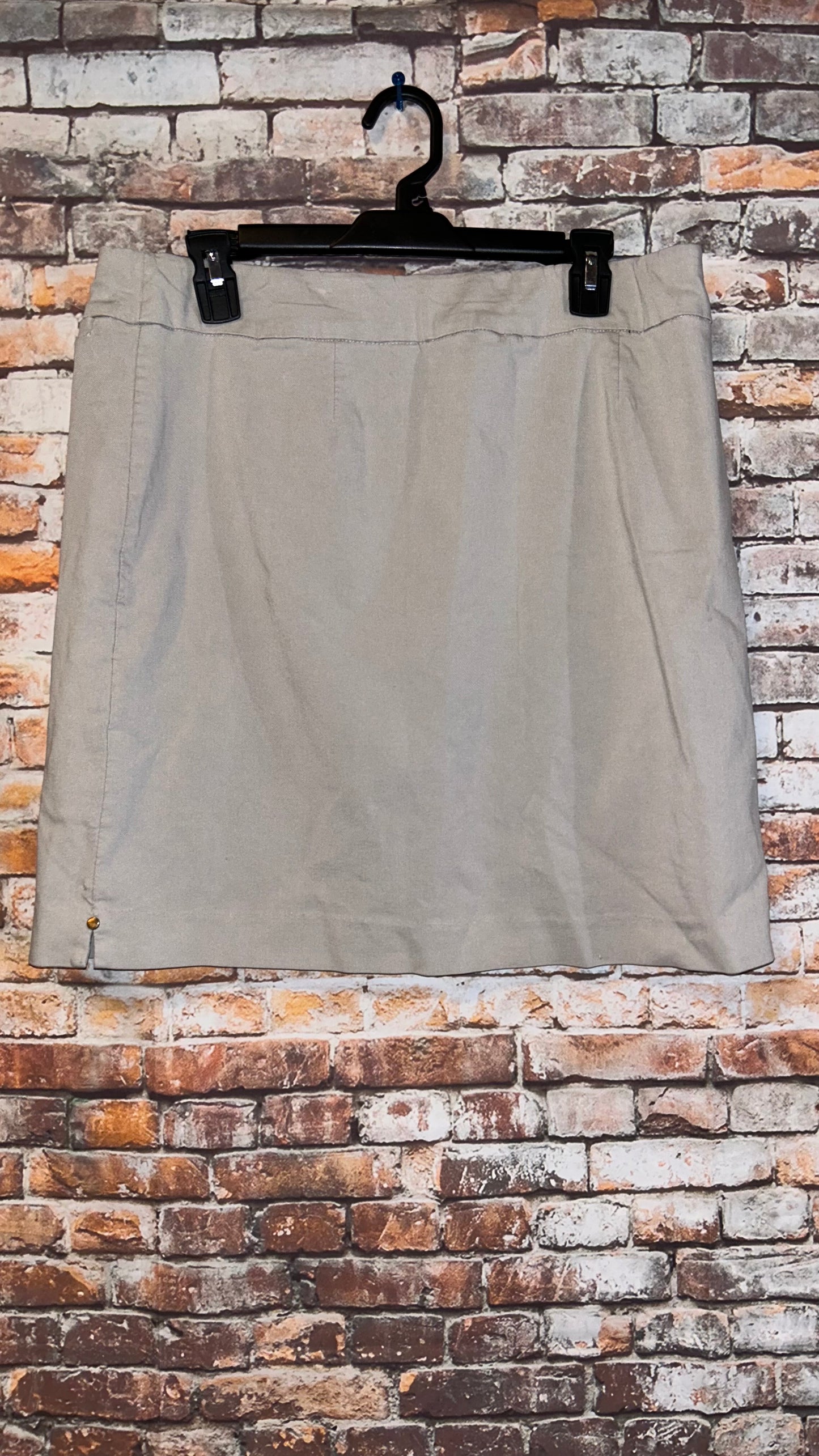 Women’s skort size 18 fits like a 17-18 with stretch