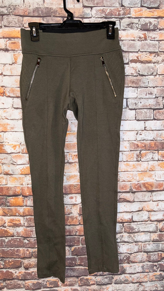 Women’s size Medium fits like a 3/4 with stretch 26in inseam