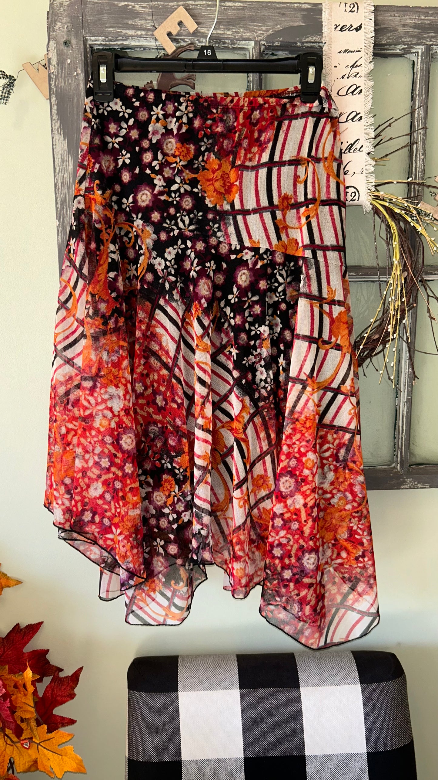 Women’s size Small skirt fits larger it fits me and I would say it would fit 10-14 with stretch