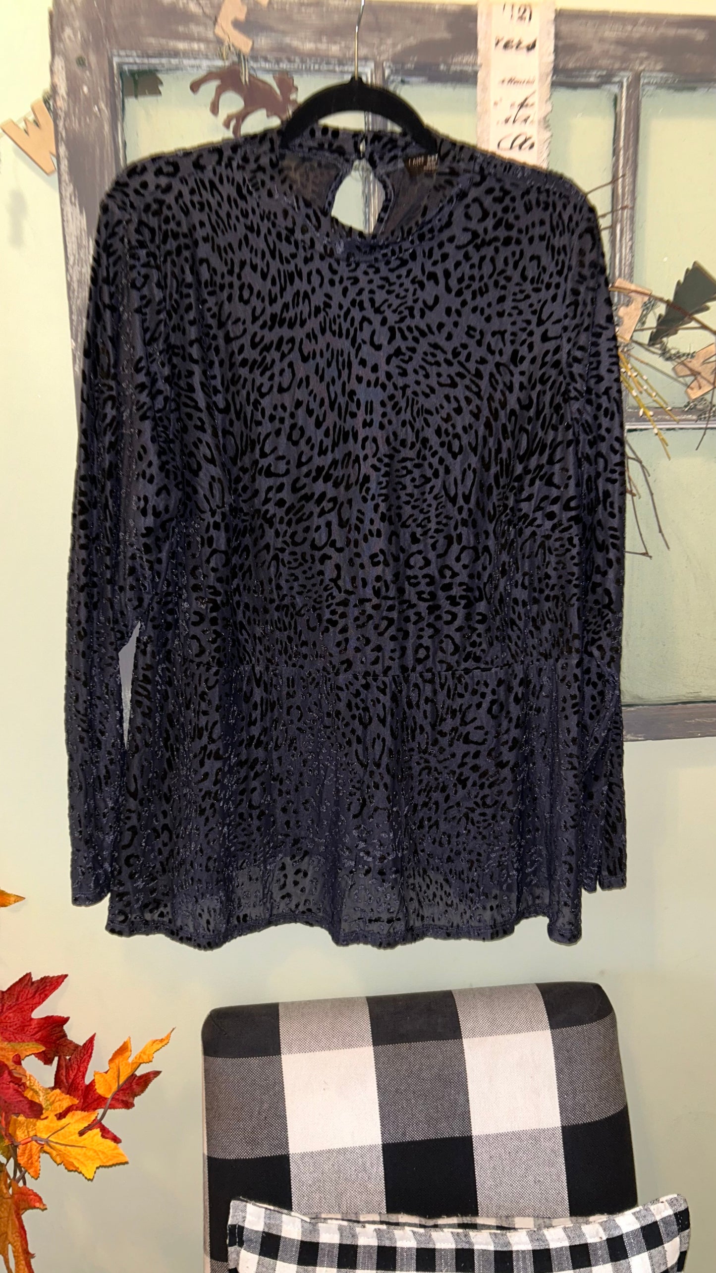 Women’s top size 22/24 fits like a roomy 1x with stretch